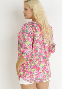 Born2be - Fuksjowa Bluzka w Kwiatowy Wzór z Guzikami Przy Dekolcie Charlotia. Kolekcja: plus size. Kolor: różowy. Wzór: kwiaty. Sezon: lato, wiosna #2