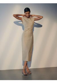 Reserved - Sukienka z drapowaniem - beżowy. Kolor: beżowy. Materiał: bawełna, włókno