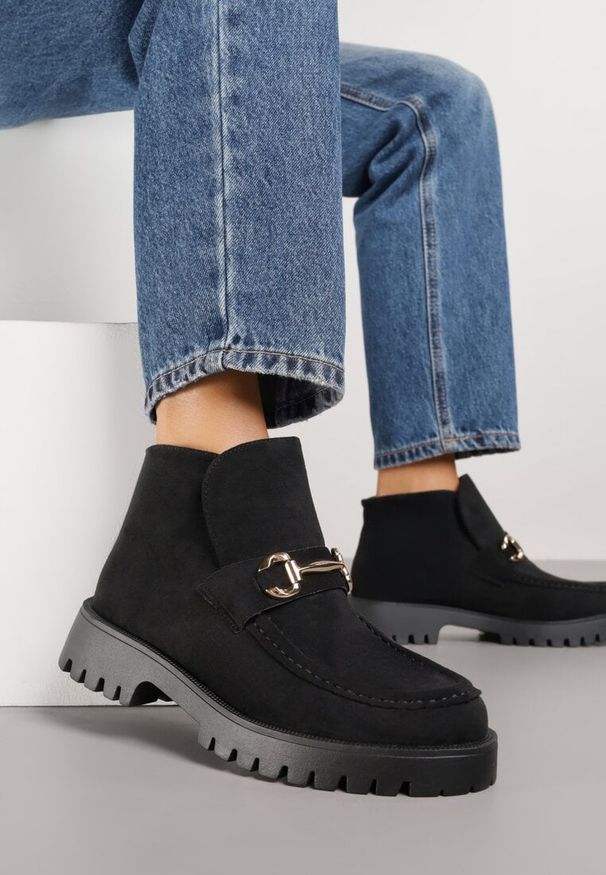 Renee - Czarne Botki w Stylu Loafersów Zdobione Metaliczną Aplikacją Aqianey. Kolor: czarny. Materiał: jeans. Wzór: aplikacja. Styl: klasyczny