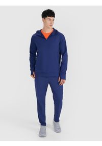 4f - 4F Bluza treningowa nierozpinana z kapturem męska 4F x Robert Lewandowski - granatowa S. Okazja: na co dzień. Typ kołnierza: kaptur. Kolor: niebieski. Materiał: dzianina, włókno, syntetyk, materiał, elastan. Długość rękawa: raglanowy rękaw. Wzór: gładki, ze splotem. Styl: klasyczny, sportowy, casual. Sport: fitness