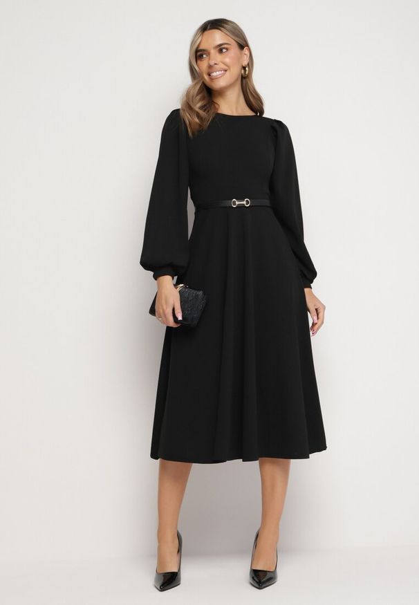 Born2be - Czarna Rozkloszowana Midi Sukienka z Eleganckimi Luźnymi Rękawami Samriddhi. Okazja: do pracy. Kolor: czarny. Typ sukienki: rozkloszowane. Styl: elegancki. Długość: midi