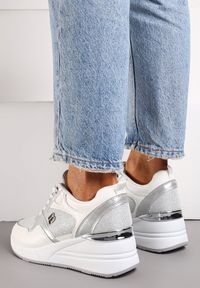 Born2be - Białe Sneakersy na Koturnie Ozdobione Brokatem Junipella. Okazja: na co dzień. Kolor: biały. Materiał: jeans. Wzór: aplikacja. Obcas: na koturnie. Wysokość obcasa: średni