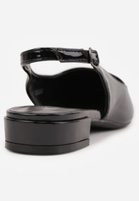 Renee - Czarne Sandały Lakierowane na Płaskiej Podeszwie z Ozdobnym Paskiem Delaniael. Okazja: na co dzień. Zapięcie: pasek. Kolor: czarny. Materiał: lakier. Sezon: lato. Obcas: na płaskiej podeszwie. Styl: elegancki, casual #4