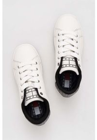 Tommy Jeans sneakersy skórzane TJW FLATFORM ANIMAL PRINT kolor biały EN0EN02537. Zapięcie: sznurówki. Kolor: biały. Materiał: skóra. Wzór: nadruk. Obcas: na platformie #5