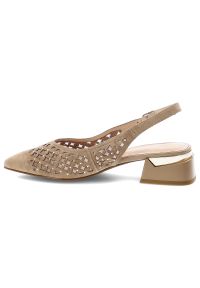 Czółenka damskie S.Barski, cholewka ze skóry naturalnej spiczasty nosek i geometryczny obcas, beżowe, CR61-3004. Okazja: na co dzień. Zapięcie: pasek. Kolor: beżowy. Szerokość cholewki: normalna. Wzór: geometria. Materiał: skóra. Obcas: na obcasie. Styl: elegancki, casual. Wysokość obcasa: średni #3