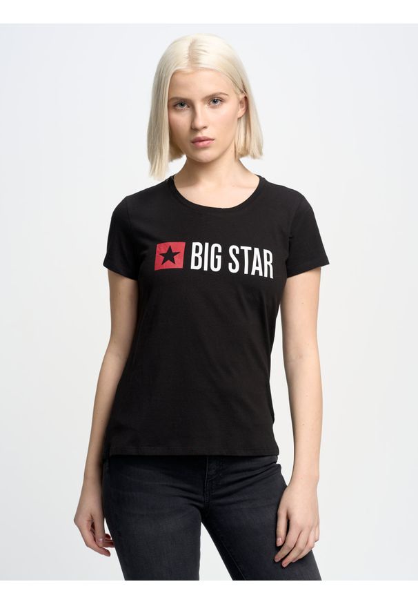 Big-Star - Koszulka damska z logo czarna Risma 906. Okazja: na co dzień. Kolor: czarny. Materiał: jeans, dzianina. Długość rękawa: krótki rękaw. Długość: krótkie. Wzór: nadruk, aplikacja. Styl: sportowy, casual