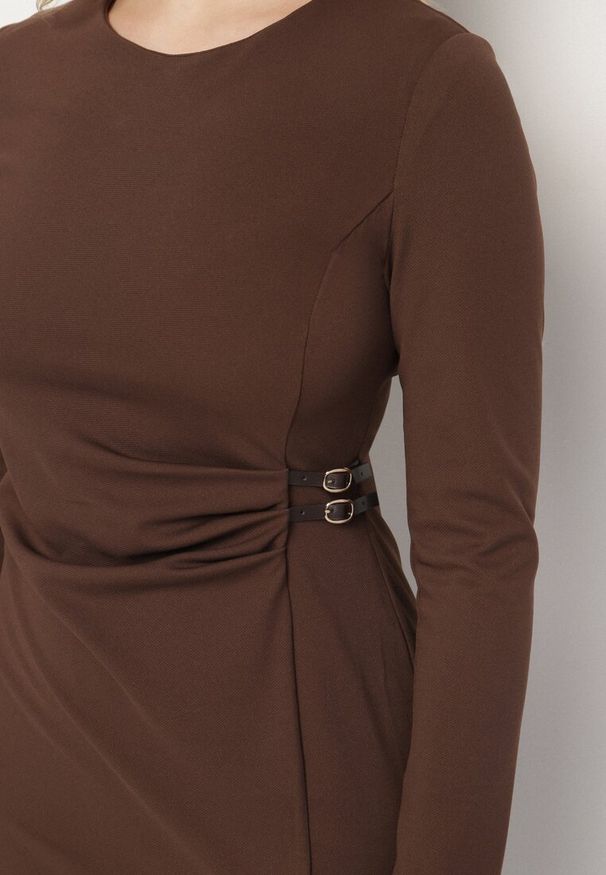 Born2be - Brązowa Dopasowana Sukienka z Bawełną Ozdobiona Paskami z Klamrami Esanea. Okazja: na co dzień, na spotkanie biznesowe. Kolor: brązowy. Materiał: bawełna. Wzór: aplikacja. Styl: casual, biznesowy, elegancki, klasyczny