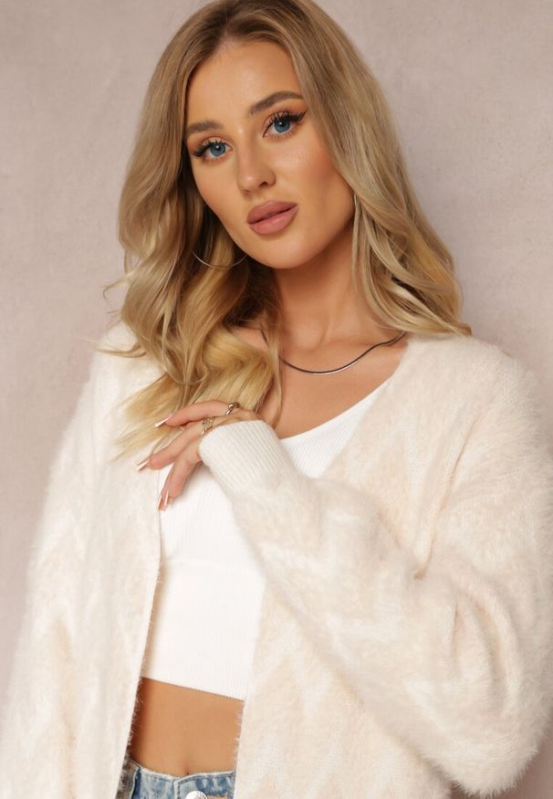 Renee - Jasnobeżowy Niezapinany Kardigan o Przedłużonym Fasonie w Zygzaki Chevron Oherna. Kolor: beżowy. Materiał: tkanina. Długość: długie. Wzór: paski