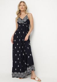 Born2be - Granatowa Bawełniana Sukienka Rozkloszowana z Kopertowym Dekoltem i Wiązaniem Revevra. Okazja: na randkę, na co dzień. Typ kołnierza: dekolt kopertowy. Kolor: niebieski. Materiał: bawełna. Długość rękawa: na ramiączkach. Typ sukienki: kopertowe. Styl: casual #1