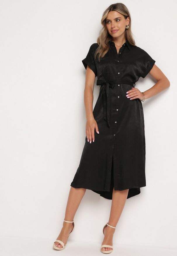 Born2be - Czarna Sukienka Koszulowa Zapinana na Guziki z Rozcięciem Wiązana Materiałowym Paskiem Nestari. Typ kołnierza: dekolt w kształcie V. Kolor: czarny. Materiał: materiał. Długość rękawa: krótki rękaw. Typ sukienki: koszulowe. Styl: elegancki