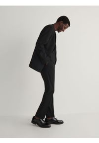 Reserved - Spodnie garniturowe w prążek - czarny. Kolor: czarny. Materiał: tkanina. Wzór: prążki