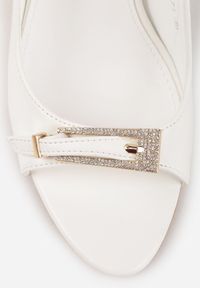 Renee - Białe Sandały VICES na Szpilce z Klamerką na Nosku Ozodbioną Cyrkoniami Tikeni. Okazja: na co dzień. Kolor: biały. Wzór: aplikacja. Obcas: na szpilce. Styl: casual, klasyczny. Wysokość obcasa: średni #8