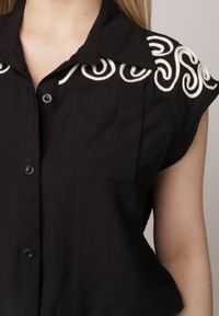 Born2be - Czarna Wiskozowa Koszula Boho Bez Rękawów ze Ściągaczem w Pasie Limopise. Okazja: na co dzień. Kolor: czarny. Materiał: wiskoza. Długość rękawa: bez rękawów. Wzór: aplikacja. Sezon: lato. Styl: boho #5