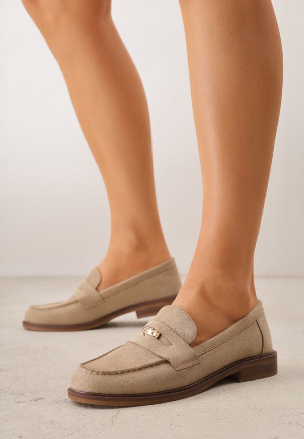 Born2be - Beżowe Mokasyny VICES z Wkładką ze Skóry Naturalnej i Metaliczną Aplikacją Nanora. Nosek buta: okrągły. Kolor: brązowy. Materiał: skóra. Wzór: aplikacja. Obcas: na obcasie. Styl: klasyczny. Wysokość obcasa: niski