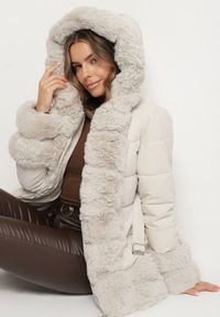Born2be - Jasnobeżowa Taliowana Kurtka z Paskiem Kapturem i Ozdobnym Futrem Rainaria. Okazja: do pracy, na co dzień, na spotkanie biznesowe. Kolor: beżowy. Materiał: futro. Styl: casual, retro, elegancki, biznesowy #7