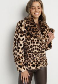 Born2be - Panterkowa Krótka Kurtka Futerko z Szerokim Kołnierzem Zenivra. Okazja: na co dzień, do pracy. Typ kołnierza: golf. Materiał: futro. Długość: krótkie. Styl: casual #1