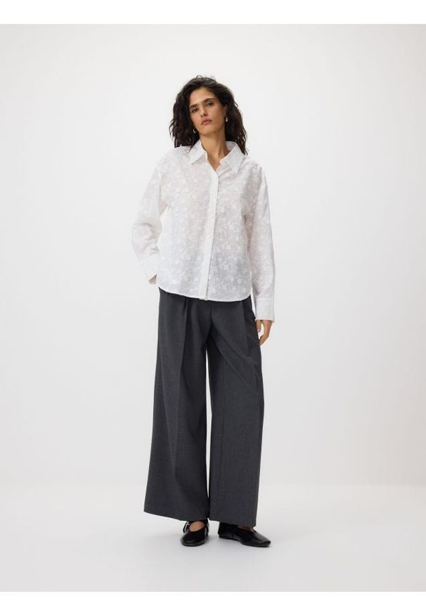 Reserved - Bawełniana koszula z haftowaniem - złamana biel. Materiał: bawełna. Wzór: haft