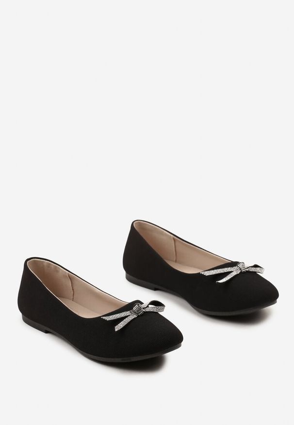 Renee - Czarne Wsuwane Balerinki na Płaskiej Podeszwie Ozdobione Kokardką i Cyrkoniami Pimenna. Okazja: do pracy. Zapięcie: bez zapięcia. Kolor: czarny. Wzór: aplikacja. Obcas: na płaskiej podeszwie. Styl: elegancki