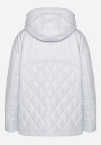 Born2be - Jasnoniebieska Kurtka Pikowana z Odpinanym Kapturem i Aplikacją Sarlia. Okazja: na co dzień. Kolor: niebieski. Materiał: jeans. Wzór: aplikacja. Styl: sportowy, elegancki, casual #5