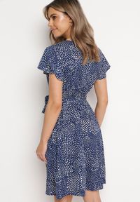 Born2be - Granatowa Sukienka Kepherine. Kolor: niebieski. Materiał: materiał, tkanina. Wzór: kropki. Typ sukienki: kopertowe. Długość: mini #5