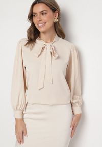 Born2be - Beżowa Bluzka z Bufiastymi Rękawami i Wiązaniem przy Szyi Gonithra. Okazja: na co dzień. Kolor: beżowy. Materiał: jeans. Styl: klasyczny, casual