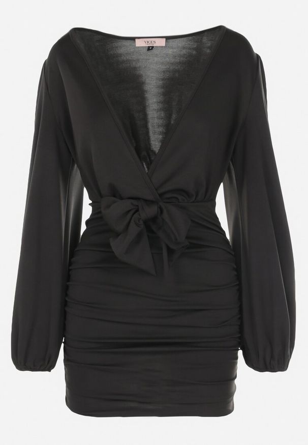 Born2be - Czarna Kopertowa Sukienka z Marszczeniem i Kokardą Marmo. Typ kołnierza: kokarda. Kolor: czarny. Wzór: aplikacja. Typ sukienki: kopertowe. Długość: mini