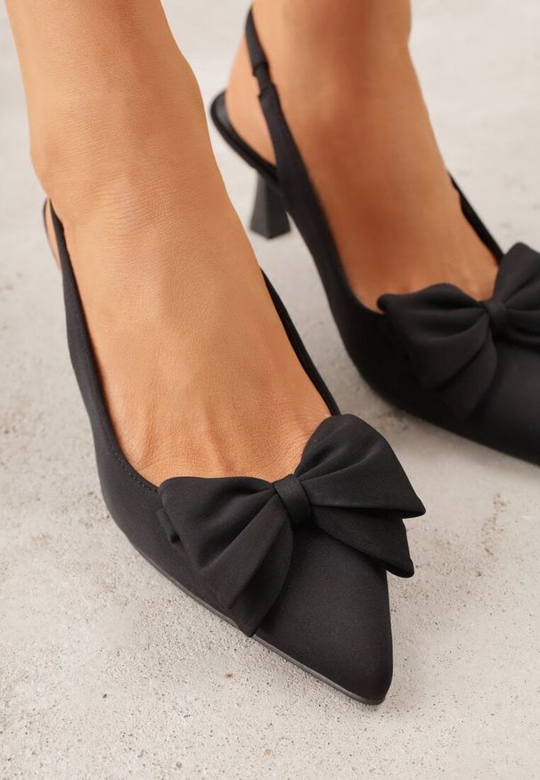 Renee - Czarne Sandały Slingback na Kaczuszce Zdobione Aplikacją z Kokardą Teniane. Okazja: na co dzień. Zapięcie: pasek. Kolor: czarny. Materiał: jeans. Wzór: aplikacja. Obcas: na szpilce. Styl: casual