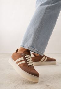 Born2be - Brązowe Sneakersy na Kauczukowej Grubej Podeszwie z Paskami po Bokach Ninlili. Okazja: na co dzień. Zapięcie: pasek. Kolor: brązowy. Materiał: kauczuk #1