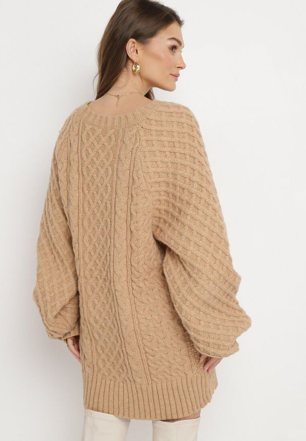 Born2be - Beżowy Sweter o Wydłużonym Fasonie z Modnym Splotem Ahexa. Kolor: beżowy. Długość: długie. Wzór: ze splotem