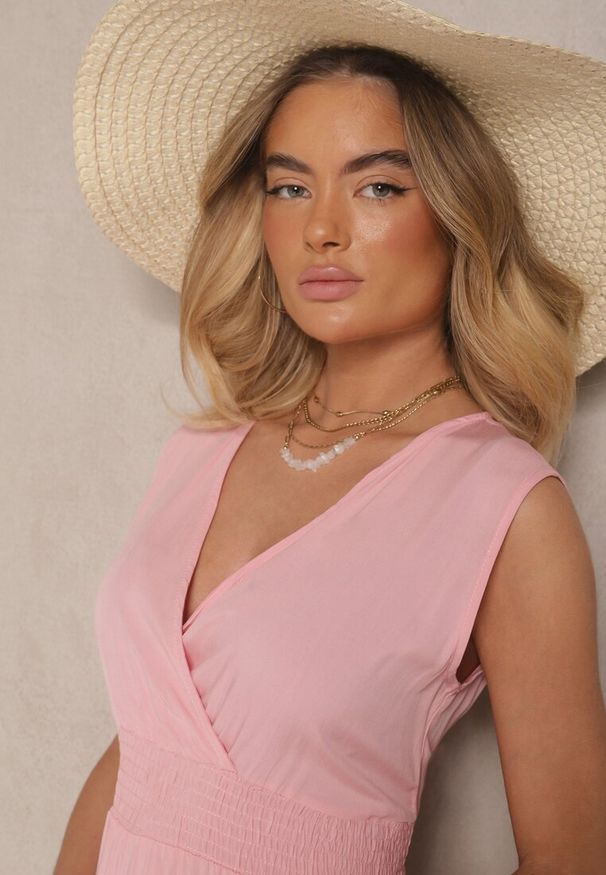 Renee - Różowa Kopertowa Sukienka z Wiskozy Zdobiona Falbanką Ularisela. Okazja: na co dzień. Kolor: różowy. Materiał: wiskoza. Długość rękawa: bez rękawów. Wzór: aplikacja. Typ sukienki: kopertowe. Styl: casual, elegancki, klasyczny