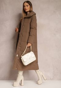 Renee - Brązowa Kurtka za Kolano Pikowana Chadi. Kolor: brązowy. Materiał: jeans, tkanina. Sezon: zima, jesień. Styl: klasyczny, elegancki #3