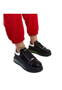 Czarne sneakersy na platformie GOE NN2N4030. Nosek buta: okrągły. Kolor: czarny. Materiał: guma. Sezon: lato. Obcas: na platformie #6