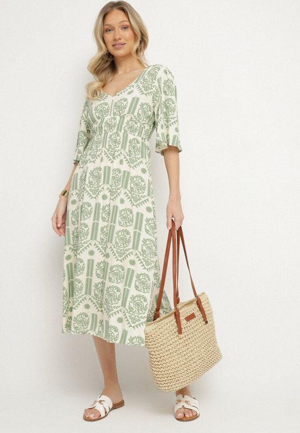 Born2be - Zielono-Kremowa Sukienka Wiskozowa Rozkloszowana z Odkrytymi Plecami w Print Boho Turaisa. Okazja: na co dzień. Typ kołnierza: dekolt w kształcie V. Kolor: zielony. Materiał: wiskoza. Długość rękawa: długi rękaw. Wzór: nadruk. Typ sukienki: rozkloszowane, proste. Styl: boho