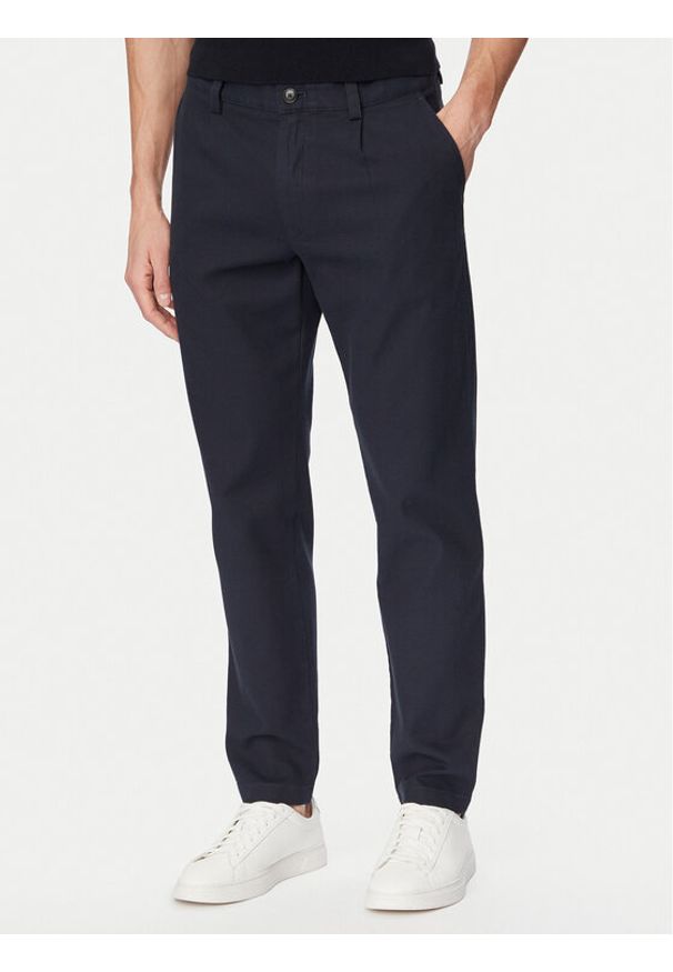 BOSS Chinosy 50559158 Granatowy Tapered Fit. Kolor: niebieski. Materiał: bawełna