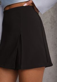 Renee - Czarne Spódnico-Spodenki High Waist z Ozdobnym Rozcięciem Sinessei. Stan: podwyższony. Kolor: czarny. Materiał: materiał. Styl: elegancki #2