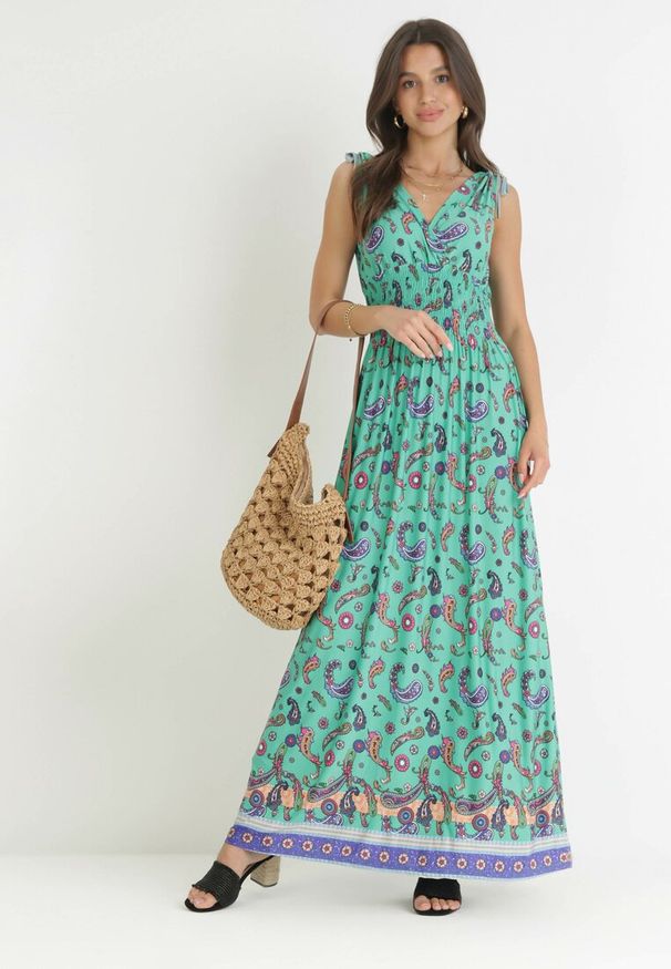 Born2be - Zielona Sukienka Maxi z Gumką w Pasie i Głębokim Dekoltem we Wzór Paisley Emmatta. Kolor: zielony. Wzór: paisley. Sezon: wiosna, lato. Długość: maxi