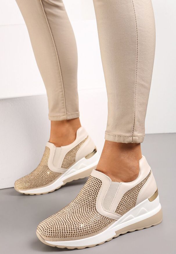 Renee - Beżowe Wsuwane Sneakersy w Cyrkonie na Koturnie Tanori. Zapięcie: bez zapięcia. Kolor: beżowy. Obcas: na koturnie