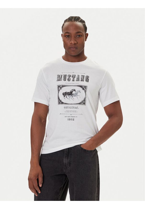 Mustang T-Shirt Akron 1016864 Biały Relaxed Fit. Kolor: biały. Materiał: bawełna