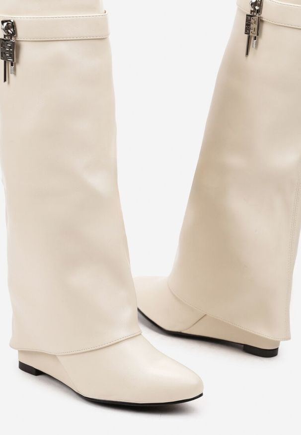 Renee - Beżowe Kozaki z Cholewką Imitującą Nogawkę i Koturnem Ericelle. Kolor: beżowy. Materiał: jeans. Szerokość cholewki: normalna. Obcas: na koturnie