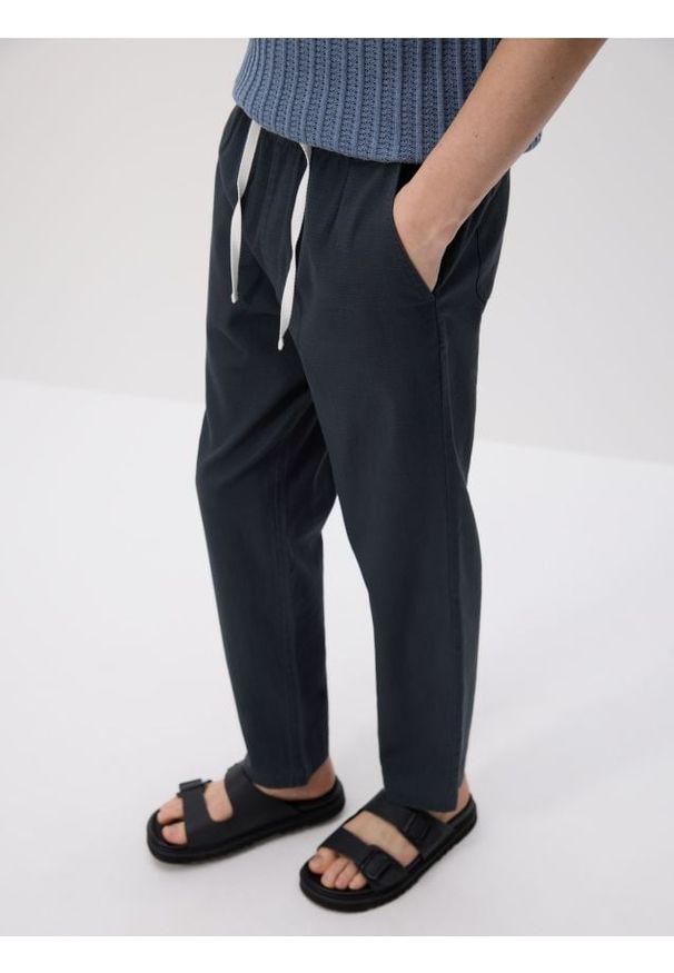 Reserved - Bawełniane spodnie jogger - granatowy. Kolor: niebieski. Materiał: bawełna