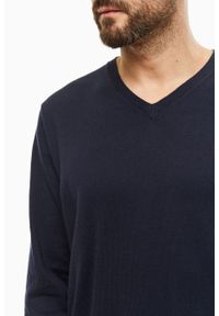 Wrangler - MĘSKI SWETER WRANGLER V NECK KNIT DARK NAVY W8A12PXAE. Typ kołnierza: dekolt w serek