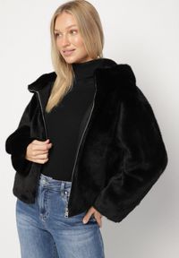 Born2be - Czarna Kurtka Futrzana z Nieodpinanym Kapturem Lanasia. Okazja: na co dzień. Kolor: czarny. Materiał: futro. Styl: casual, elegancki