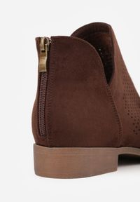 Renee - Ciemnobrązowe Botki Vices na Płaskiej Podeszwie Ozdobione Wycięciem Felirwen. Kolor: brązowy. Materiał: jeans, wełna. Wzór: aplikacja. Obcas: na płaskiej podeszwie. Styl: elegancki #9