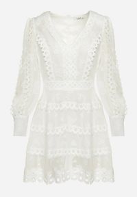 Born2be - Biała Sukienka Mini o Luźnym Kroju z Trójkątnym Dekoltem i Ażurowym Zdobieniem Malachia. Kolor: biały. Materiał: materiał. Długość rękawa: długi rękaw. Wzór: ażurowy, aplikacja. Długość: mini #4