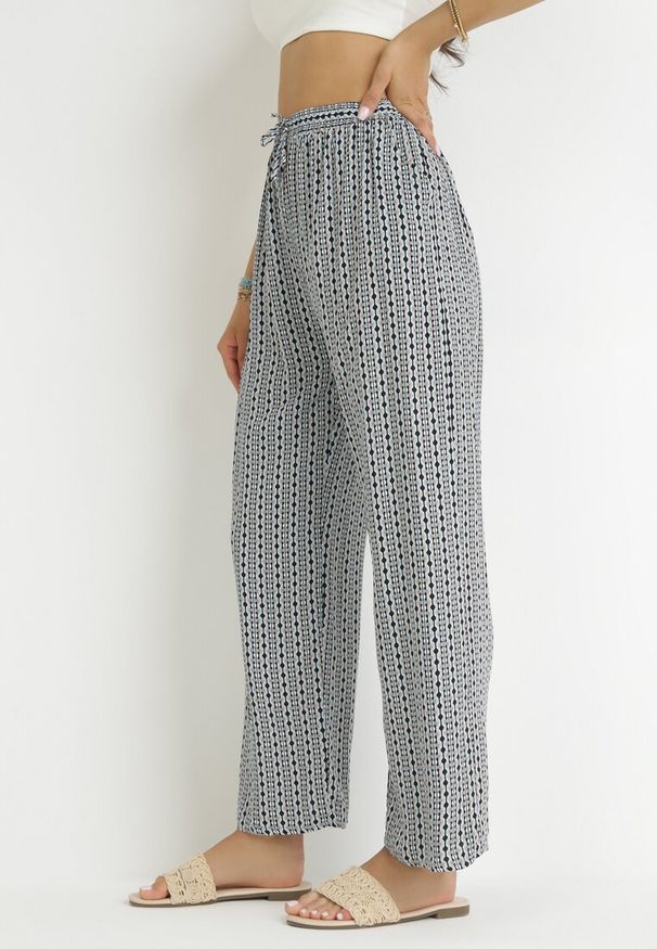 Born2be - Czarne Wzorzyste Spodnie z Wiskozy z Szerokimi Nogawkami Agatia. Kolor: czarny. Materiał: wiskoza. Długość: długie