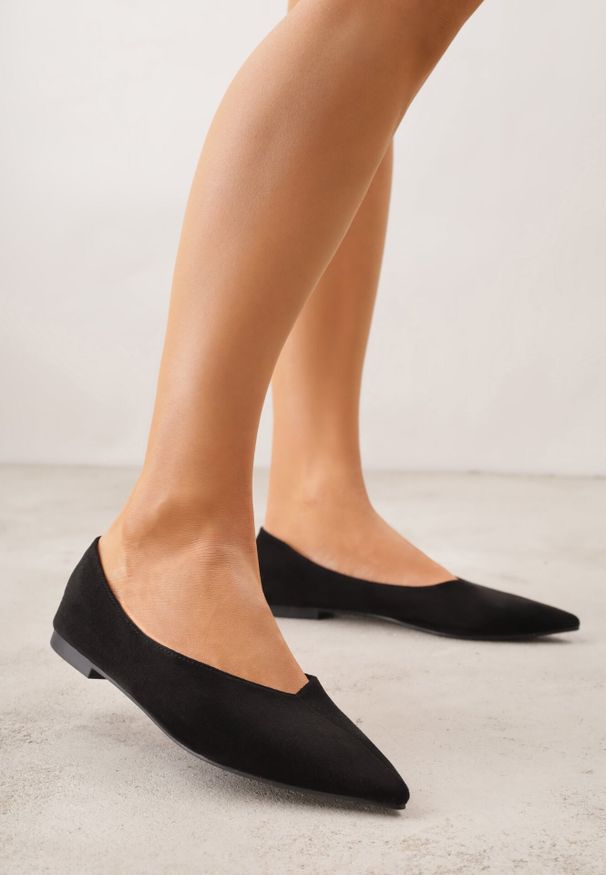 Born2be - Czarne Balerinki z Imitacji Zamszu z Noskiem w Szpic Egynome. Okazja: na co dzień, na spotkanie biznesowe, do pracy. Kolor: czarny. Materiał: zamsz. Styl: casual, biznesowy, elegancki