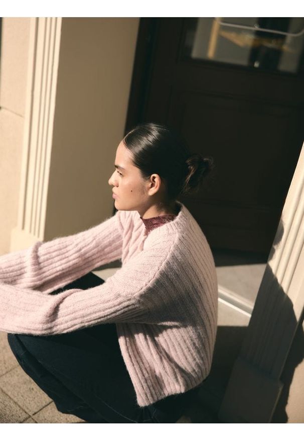 Reserved - Kardigan z ozdobnym splotem - brudny róż. Kolor: różowy. Materiał: dzianina. Wzór: ze splotem