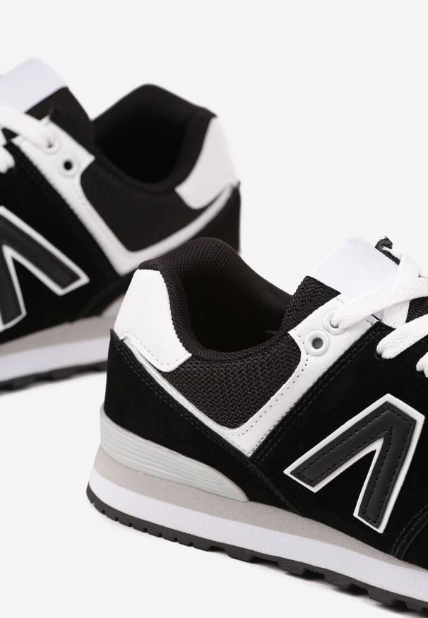 Renee - Czarno-Białe Sneakersy Ozdobione Geometrycznym Motywem Rilenessa. Okazja: na co dzień. Kolor: czarny. Materiał: jeans. Wzór: aplikacja, geometria