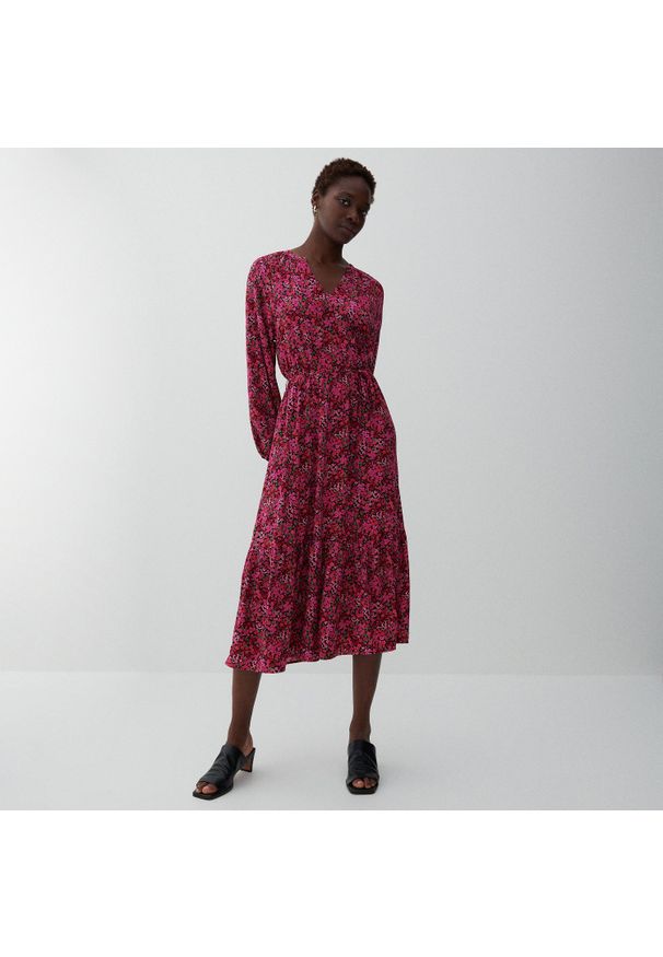 Reserved - Wzorzysta sukienka z wiskozy - Różowy. Kolor: różowy. Materiał: wiskoza