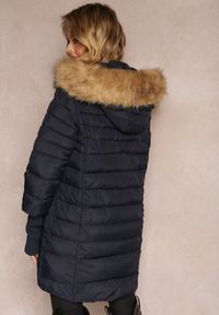 Renee - Granatowa Kurtka Pikowana z Szerokim Ściągaczem przy Rękawach Yasu. Okazja: na co dzień. Kolor: niebieski. Materiał: jeans, futro. Styl: elegancki, casual #4